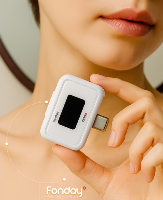 Fonday 피부 온습도계 실물 — USB-C 커넥터가 달린 초소형 화이트 디바이스